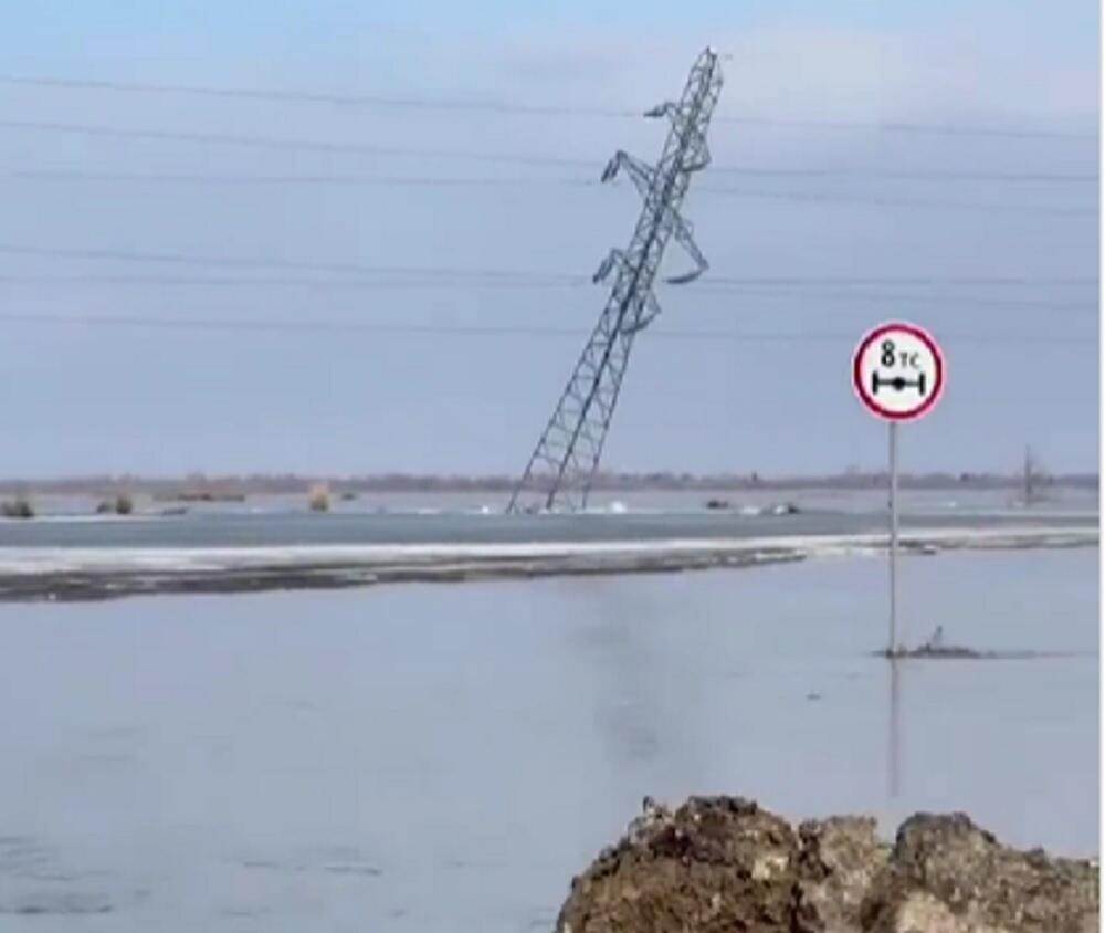 Плывущие глыбы льда сносят линии электропередачи в Северном Казахстане