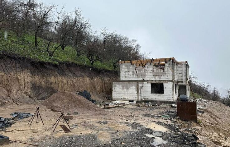 Незаконный срез горы стал причиной схода грязевых масс в Алматы