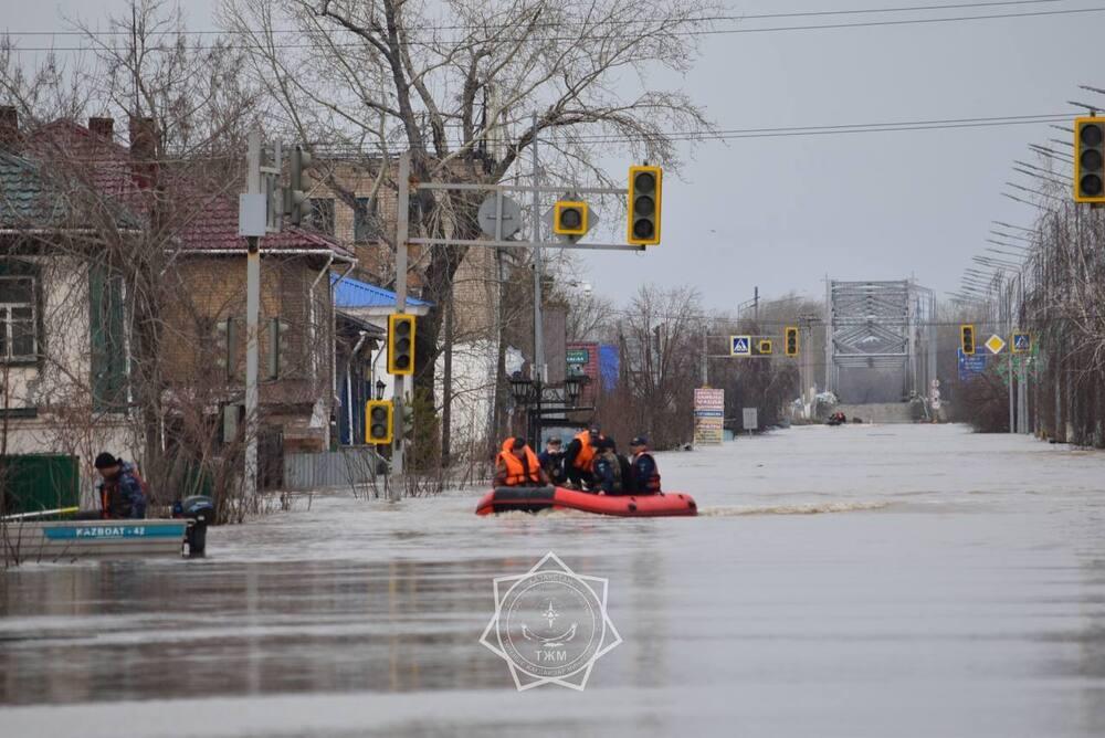 Паводки в Казахстане: в эвакопунктах остаются 8914 человек
