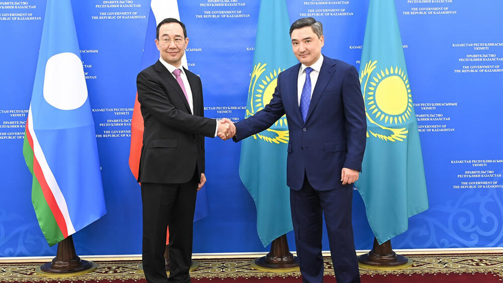 Olzhas Bektenov and Head of the Sakha Republic Aysen Nikolayev discuss issues of trade and economic cooperation