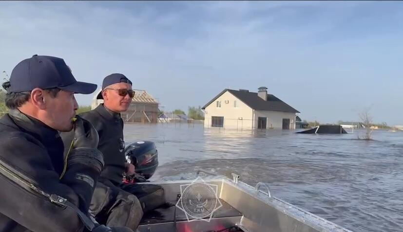 В реке Жайык поднялся уровень воды: противопаводковые работы в ЗКО продолжаются в круглосуточном режиме. Фото: МЧС