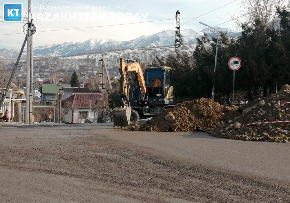 Где асфальт: дорожное покрытие на улице Утегенова так и не восстановили 