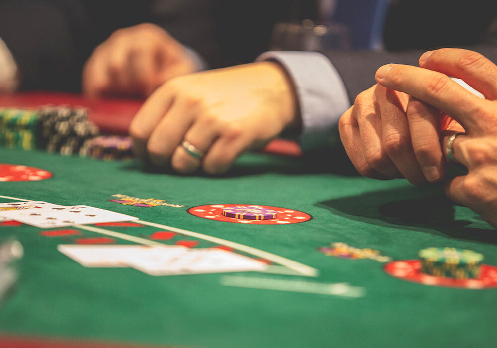 Борьба с лудоманией: госслужащим Казахстана запретят играть в азартные игры 