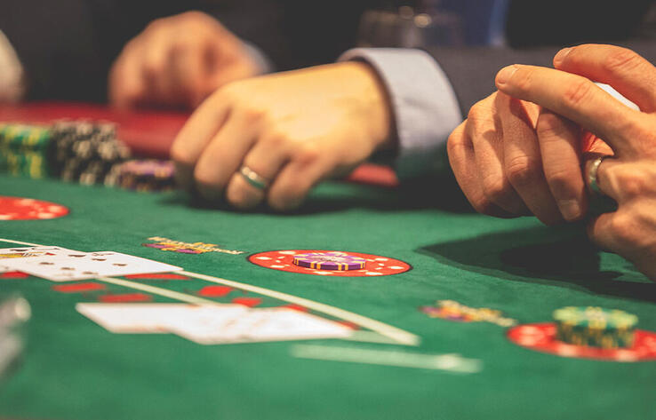 Борьба с лудоманией: госслужащим Казахстана запретят играть в азартные игры 