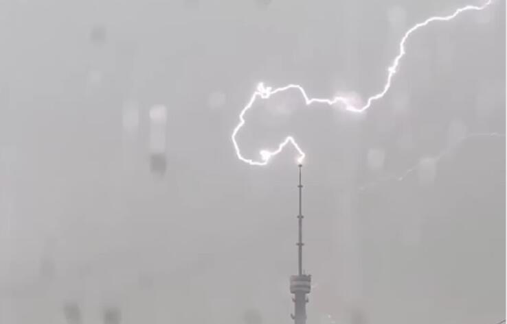 В Алматы молния ударила в телебашню на Кок-Тобе