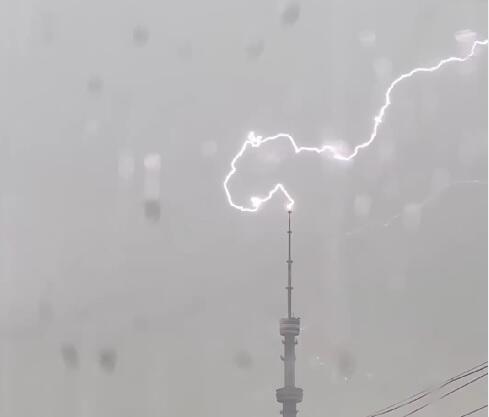 В Алматы молния ударила в телебашню на Кок-Тобе