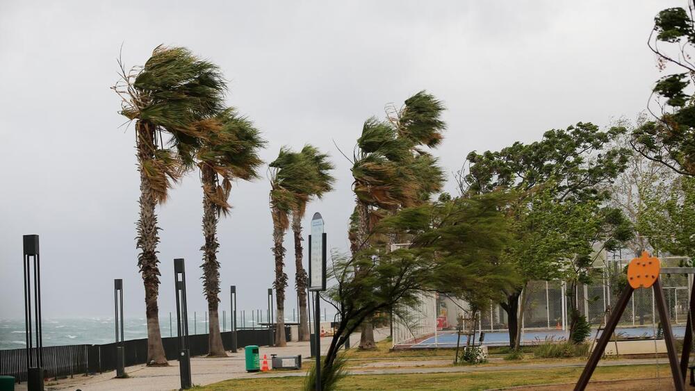 Мощный ураган в Анкаре разрушил крыши части зданий