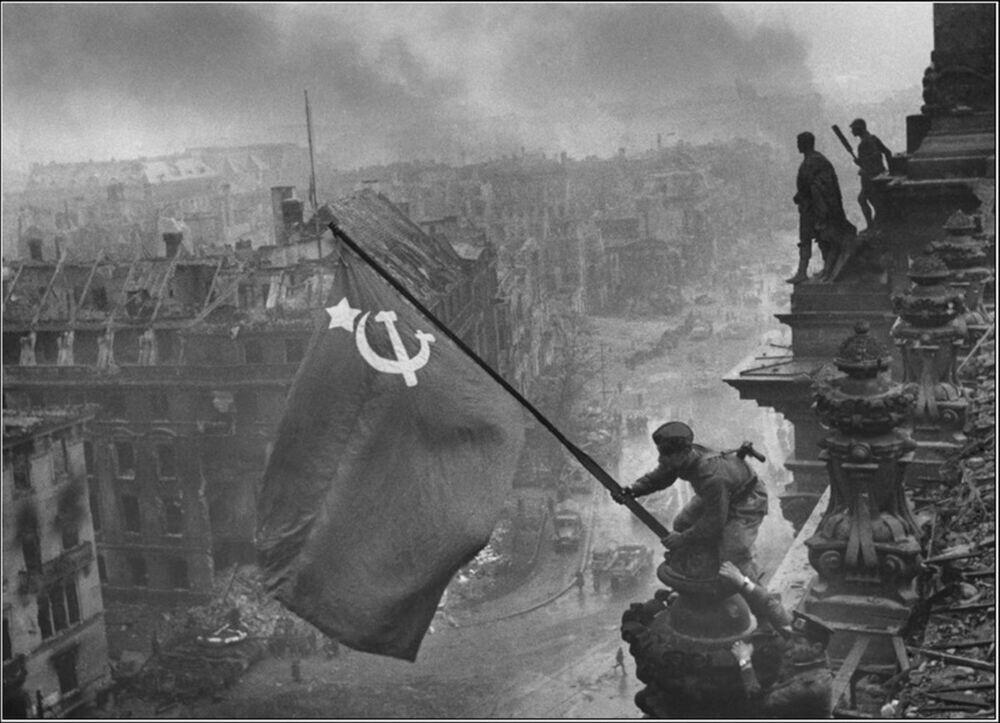 30 апреля 1945 года - водружено Знамя Победы над Рейхстагом