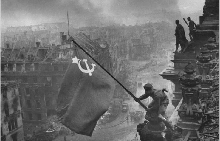 30 апреля 1945 года - водружено Знамя Победы над Рейхстагом