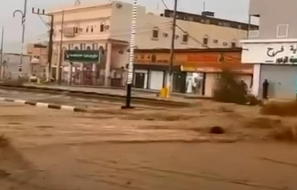 В Медине из-за сильного дождя затопило улицы 
