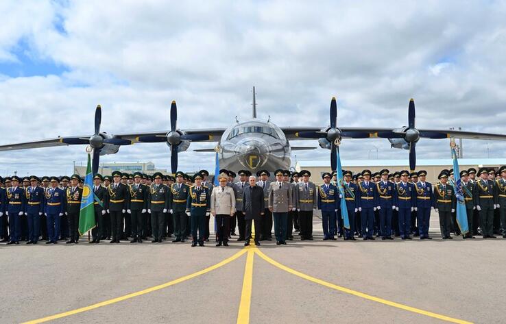 President hails Kazakh army men as professionals of their craft