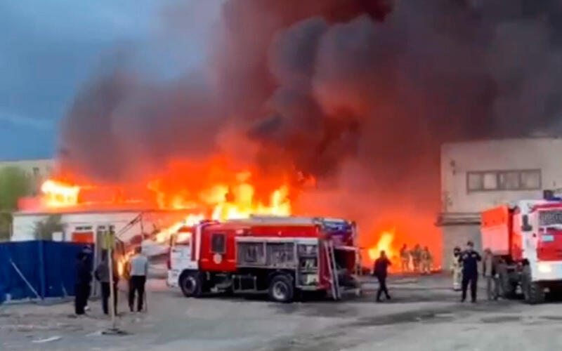 В Актобе горит склад со строительными материалами