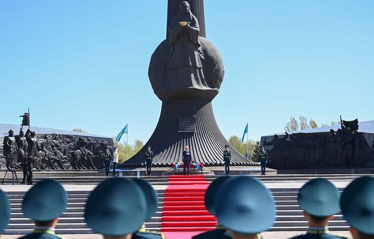 Президент Қасым-Жомарт Тоқаев "Отан Ана" монументіне гүл шоғын қойды