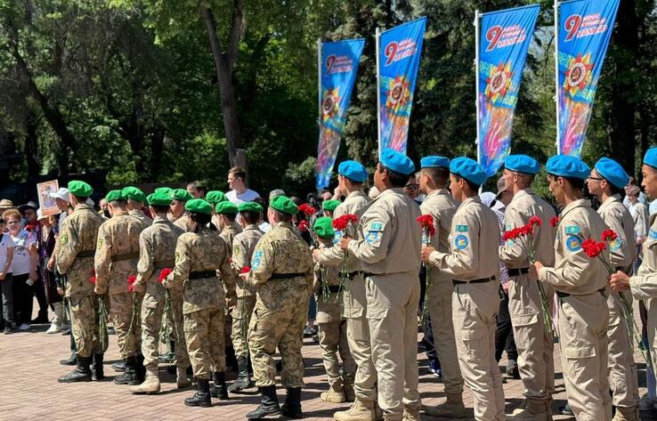 Алматинцы отмечают День Победы


