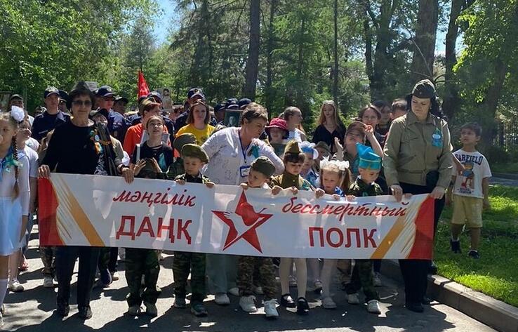 Алматинцы вышли на улицы города с портретами фронтовиков
