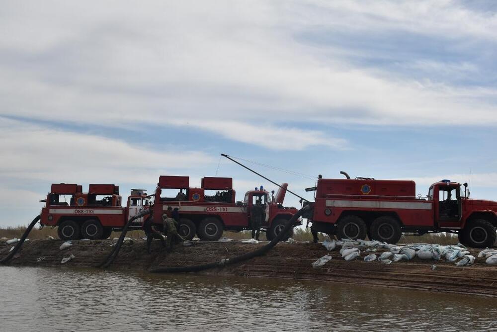 Паводки в Казахстане: В СКО и Атырауской области продолжают откачивать воду