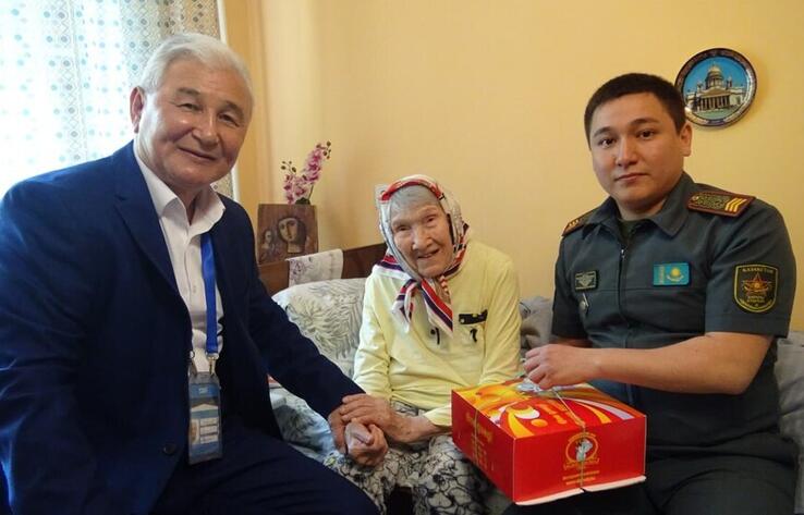 В Алматы военнослужащие поздравили ветерана войны с двойной датой 