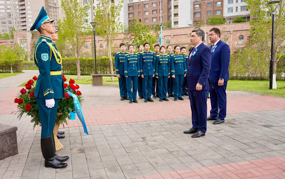 Olzhas Bektenov lays flowers at Halyk Kaharmany Rakhymzhan Koshkarbayev monument