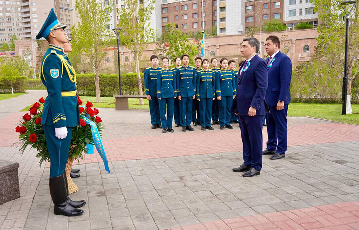 Olzhas Bektenov lays flowers at Halyk Kaharmany Rakhymzhan Koshkarbayev monument