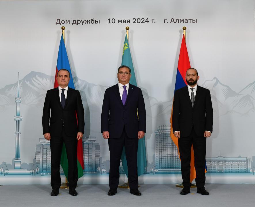 Главы МИД Армении и Азербайджана прибыли в Алматы для переговоров 