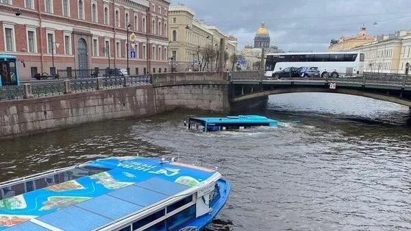 Пассажирский автобус упал в реку в Санкт-Петербурге: среди погибших уроженка Казахстана