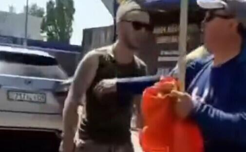 Сорвавшего советский флаг с автомобиля алматинца наказали