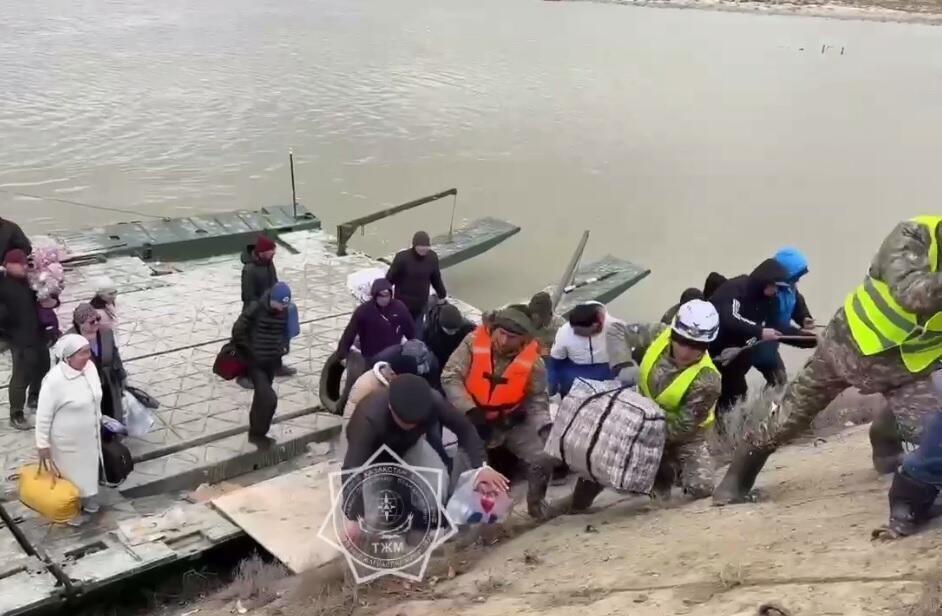 Людей эвакуируют из-за разлива реки в Атырауской области 