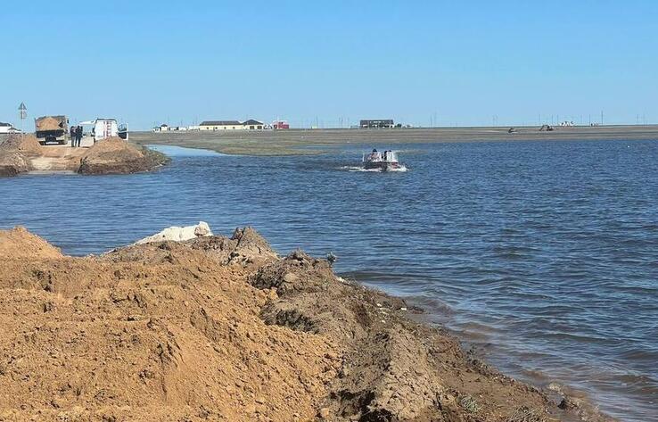 Паводки в Атырауской области: в Индере запустили перевозки на лодках из-за размыва дороги 