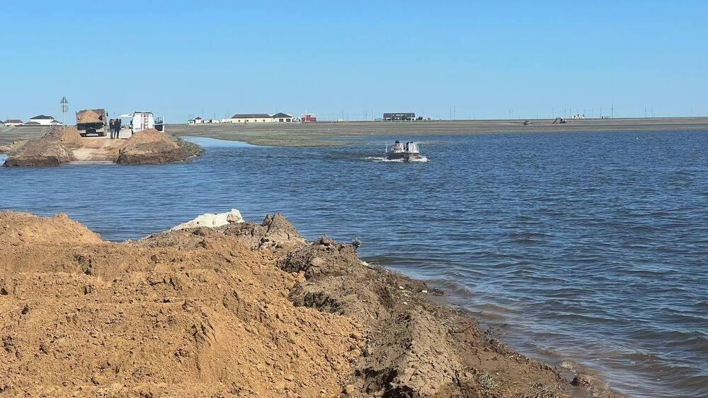 Паводки в Атырауской области: в Индере запустили перевозки на лодках из-за размыва дороги 