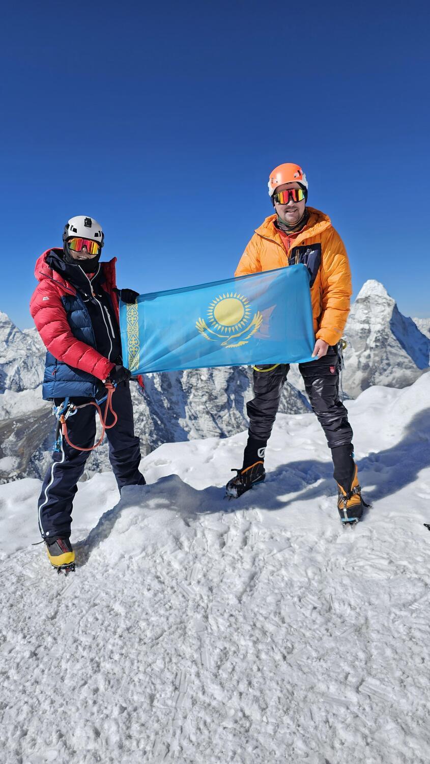 Впервые в истории казахская альпинистка покорила Эверест. Фото: Kazakh Everest Team
