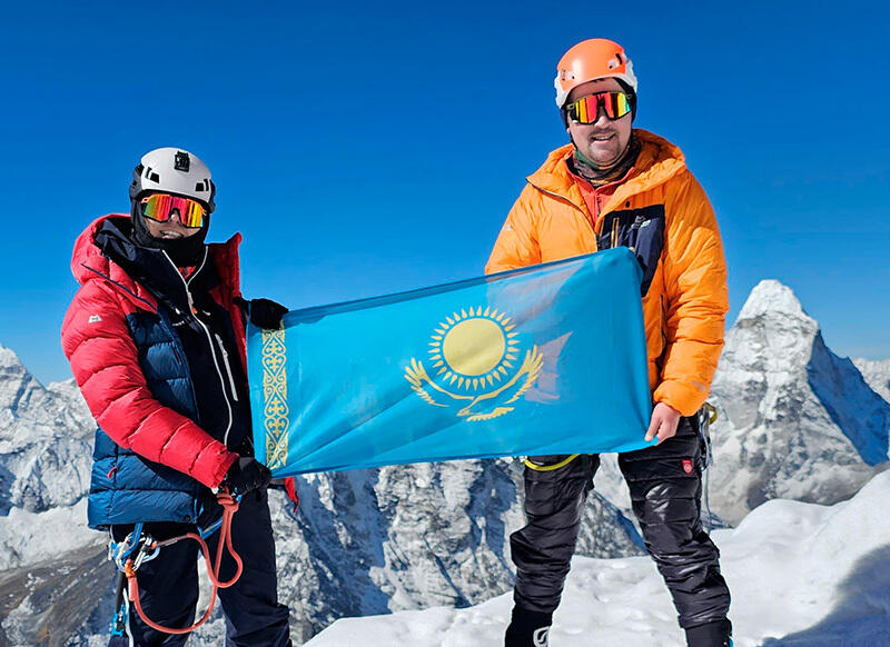 Қазақ қызы тұңғыш рет Эверест шыңына шықты. Сурет: Kazakh Everest Team