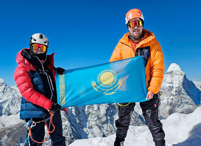 Қазақ қызы тұңғыш рет Эверест шыңына шықты. Сурет: Kazakh Everest Team