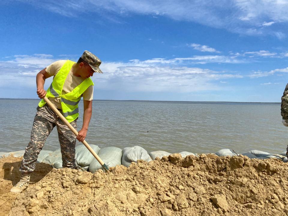 Water level in River Zhaiyk rises, 24-hour vigil maintained in Atyrau