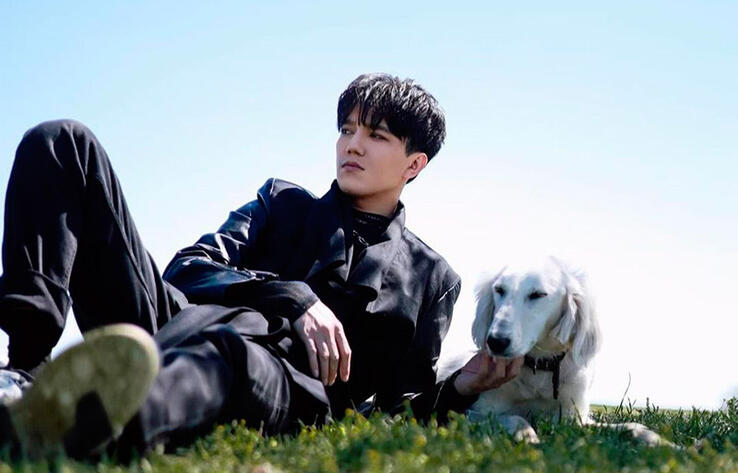 Dimash Kudaibergen shows tazy dog presented to him by President Tokayev