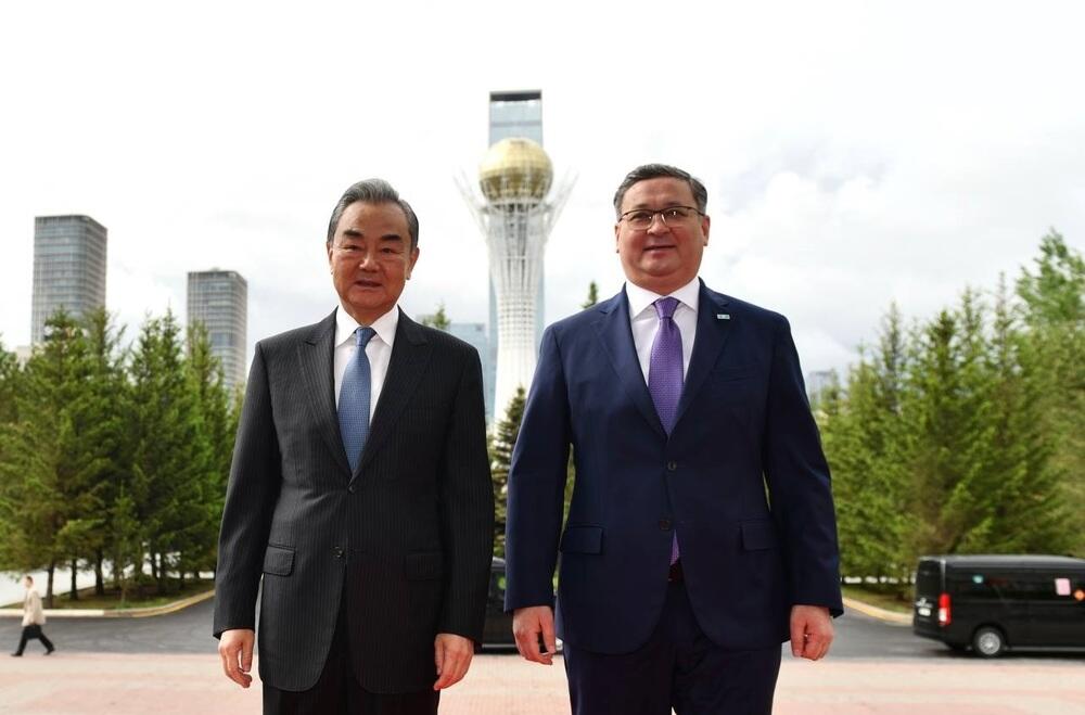 Министр иностранных дел Китая прибыл с официальным визитом в Казахстан
