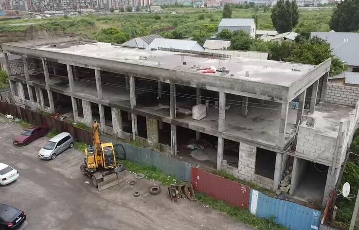 В Алматы сносят очередной строительный объект
