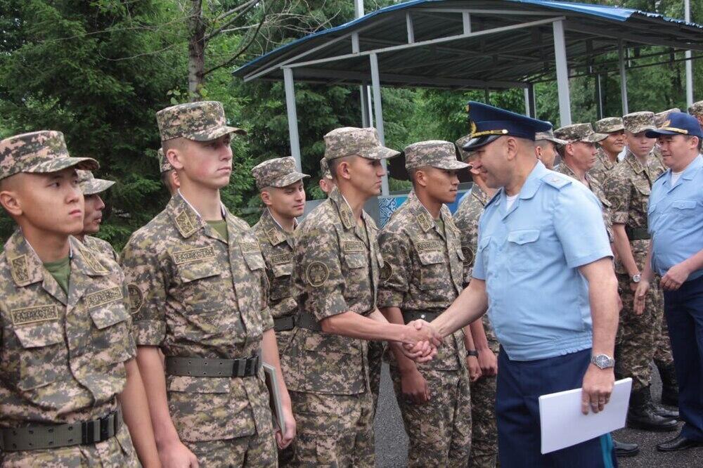 В Алматы солдатам вручили сертификаты на бесплатное обучение в вузах