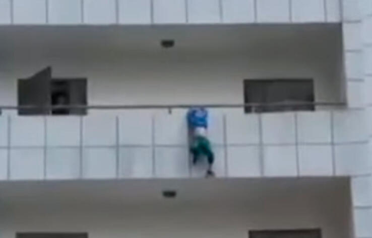 Teen in Astana saves 5-year-old boy dangling from fourth-floor balcony