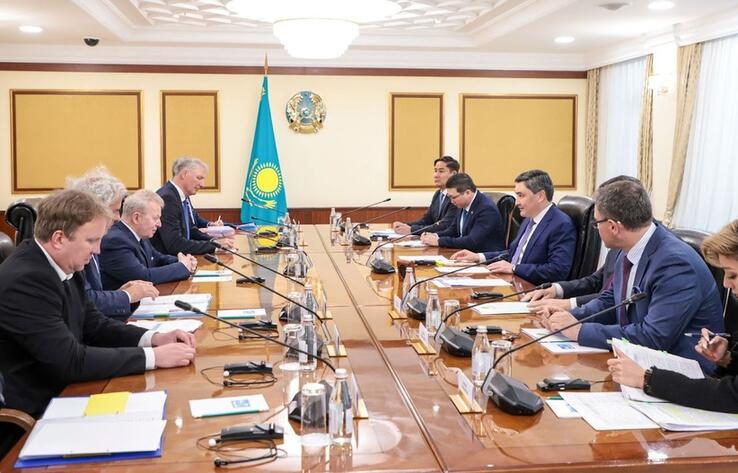 Olzhas Bektenov and European Commissioner for Agriculture Janusz Wojciechowski discuss cooperation in food security