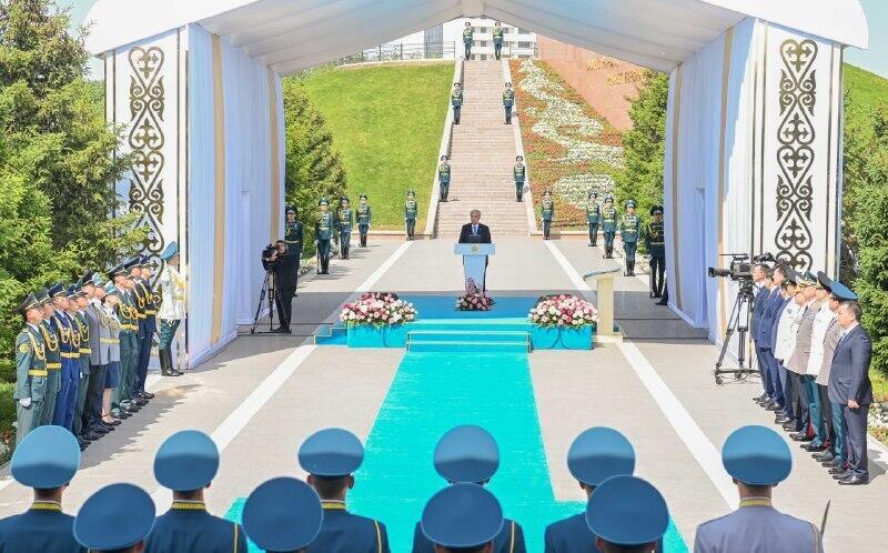 Президент принял участие в церемонии поднятия государственного флага в Астане