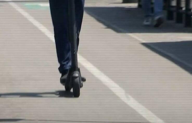 Алматы мопед жүргізушілерінің жол қозғалысы ережелерін бұзуы бойынша көш бастап тұр