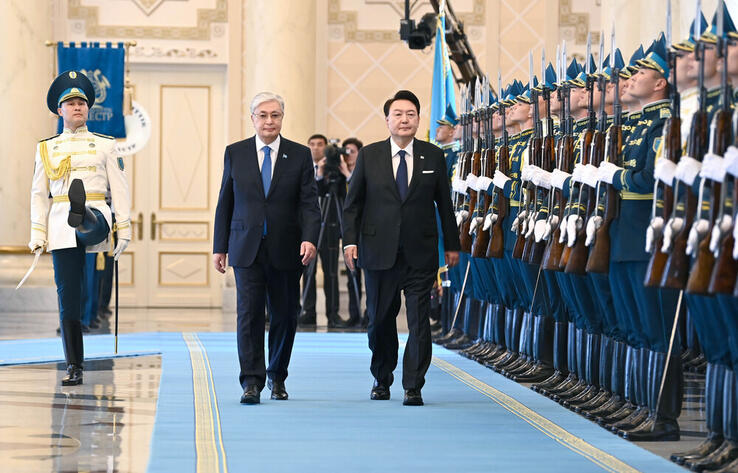 Kassym-Jomart Tokayev greets Yoon Suk Yeol in Kazakh capital