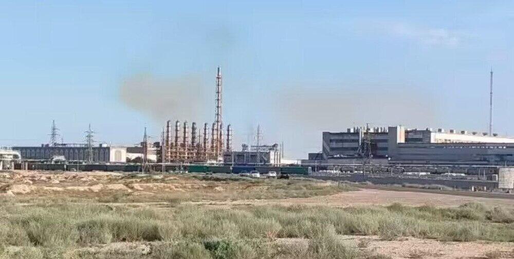 Желтый дым над "КазАзотом" запечатлели на фото и видео очевидцы 