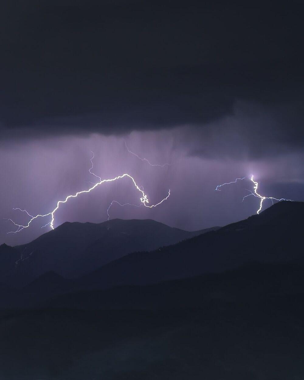 Мощные молнии над Алматы. Фото: instagram/dots_foto