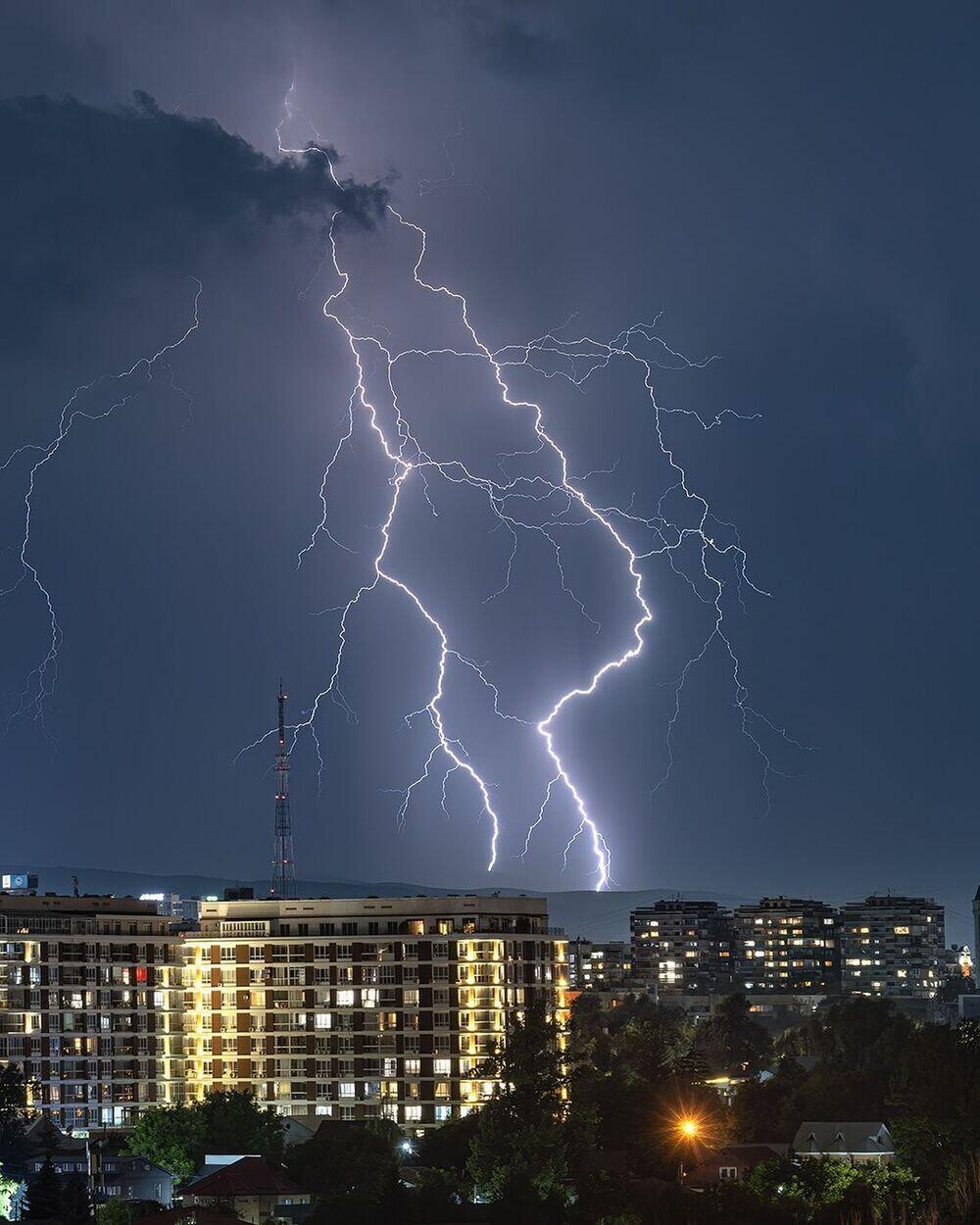 Beautiful Powerful Lightning Over Almaty. Images | instagram/dots_foto