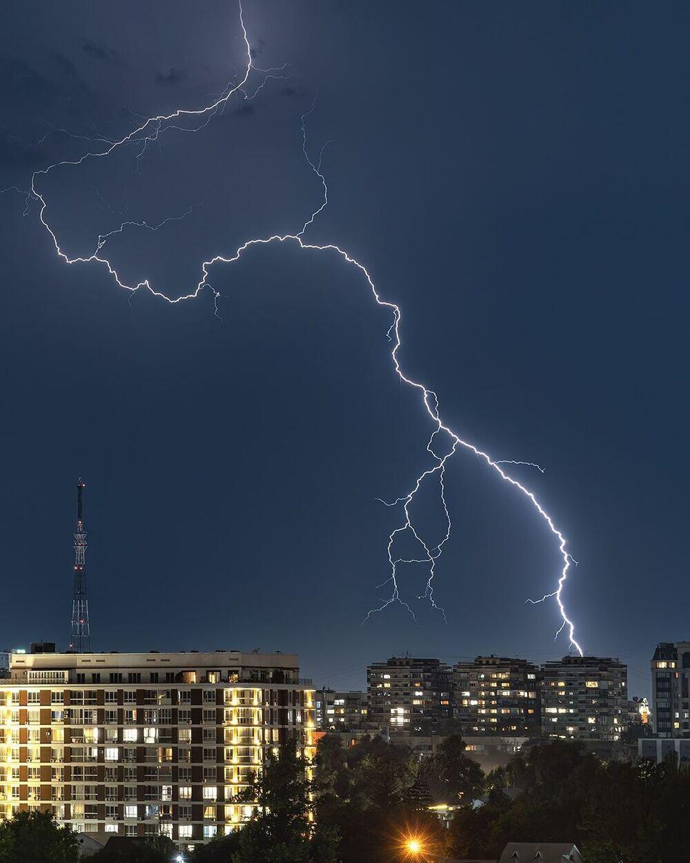 Beautiful Powerful Lightning Over Almaty. Images | instagram/dots_foto
