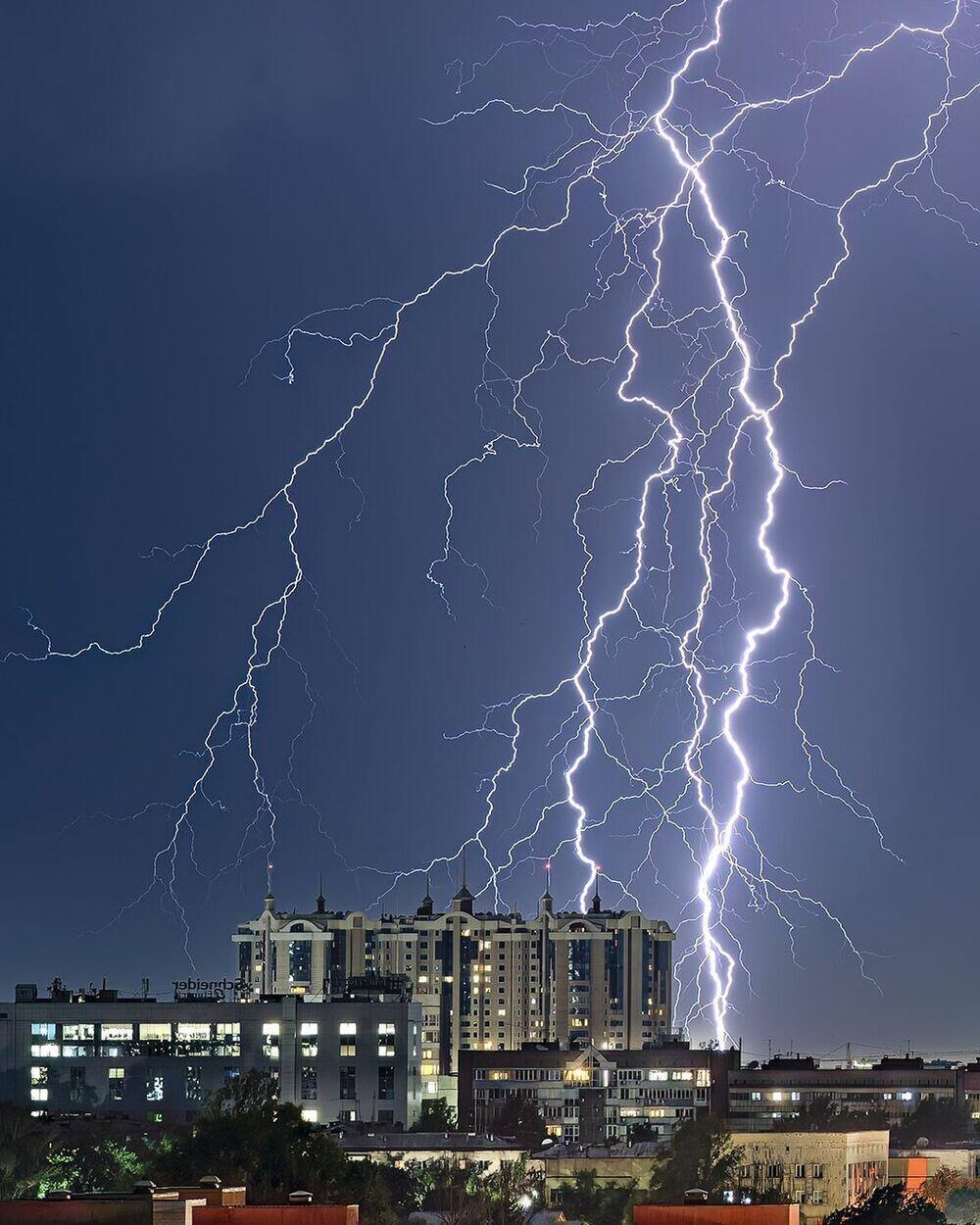 Алматыдағы керемет жойқын  найзағай. Сурет: instagram/dots_foto