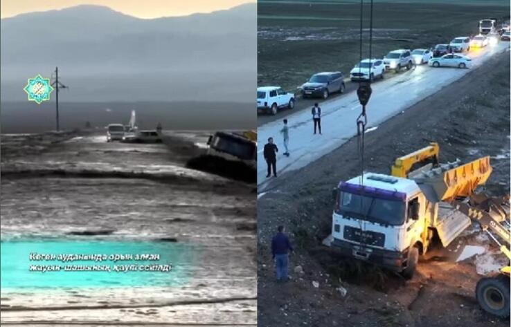 Алматы облысында қатты жаңбыр салдарынан ағын судан жүк көлігі жол жиегіне шығып кеткен