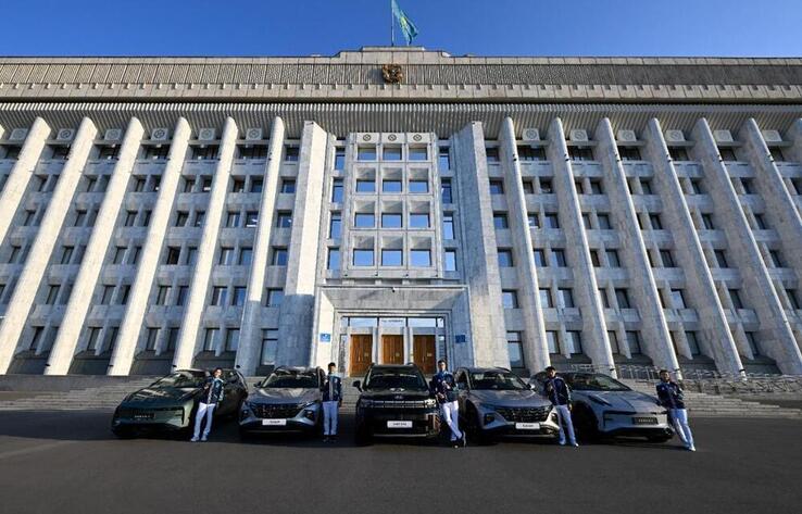 Досаев Олимпиада ойындарының жүлдегерлерін ақшалай және тұрғын үй сертификатымен марапаттап, автокөліктердің кілтін табыс етті