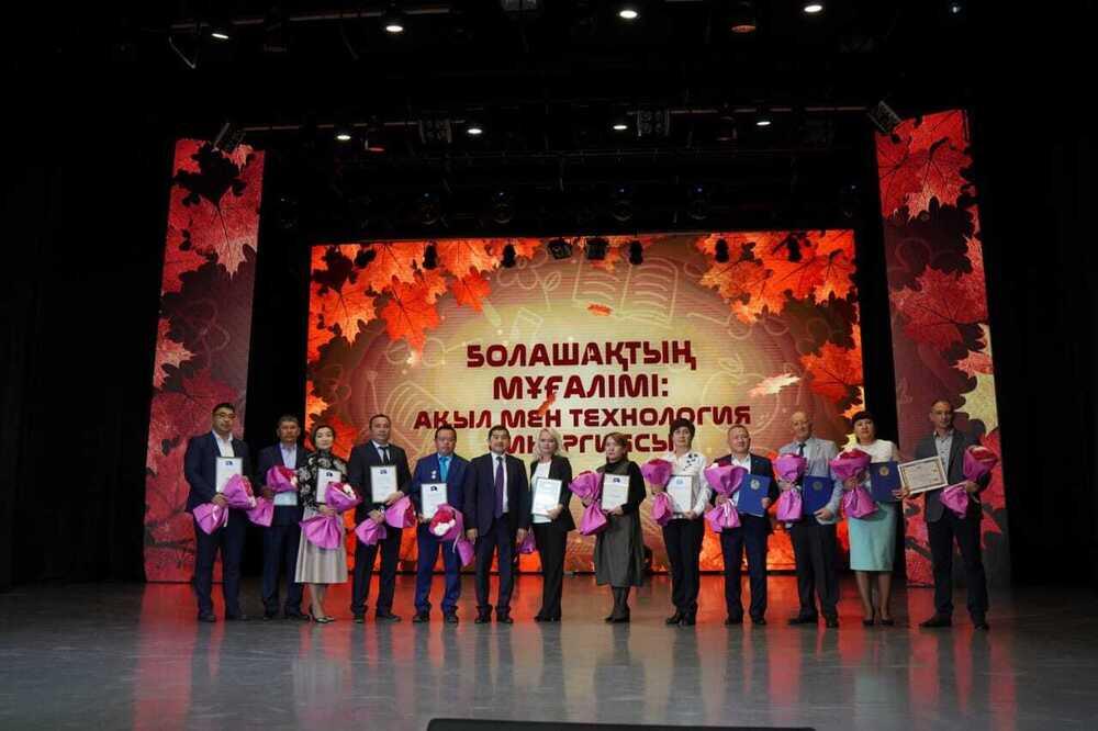 Педагогам Восточного Казахстана вручили высокие награды 